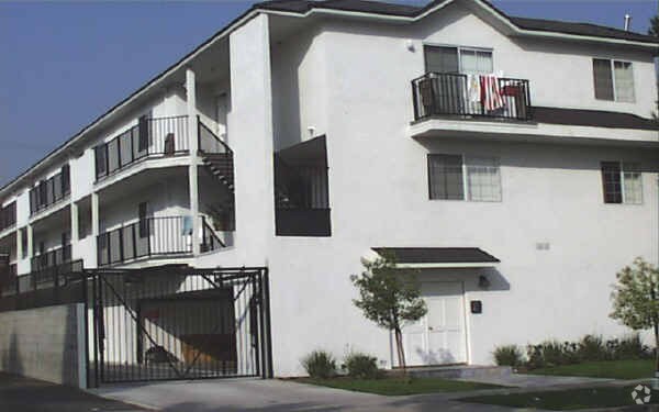 14121 Friar St, Van Nuys, CA à vendre - Photo de l’immeuble – Image 2 sur 8