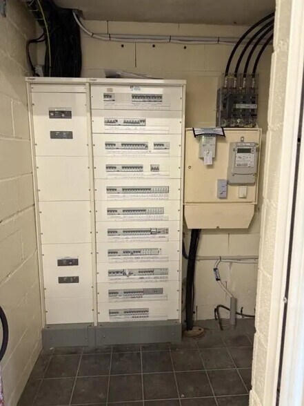 Local d'activités dans Saint-Martin-sur-le-Pré à vendre - Photo intérieure – Image 3 sur 5