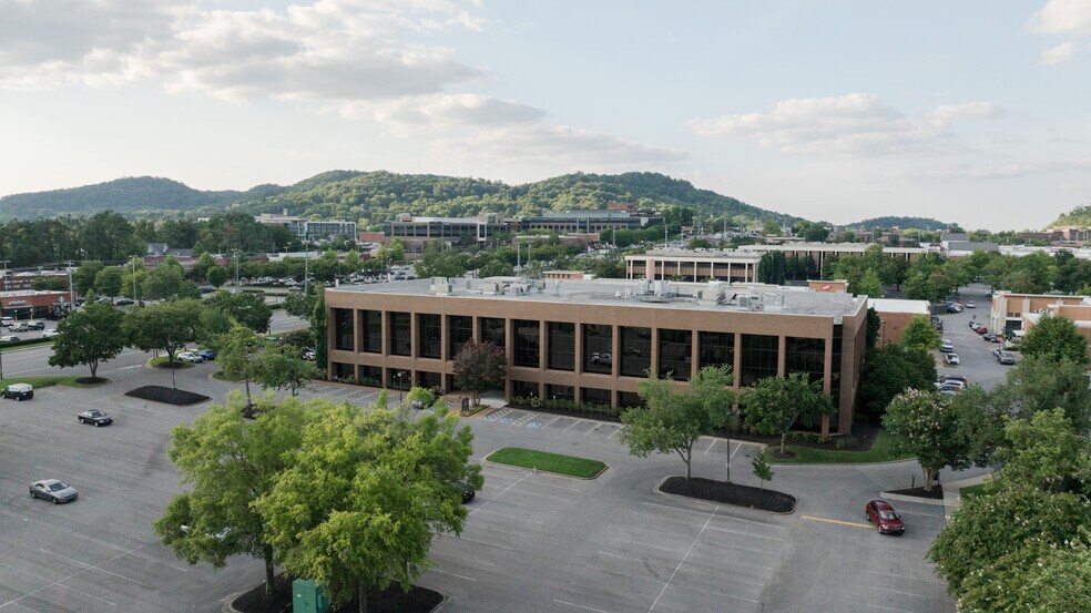 7003 Chadwick Dr, Brentwood, TN à louer - Photo de l’immeuble – Image 2 sur 38