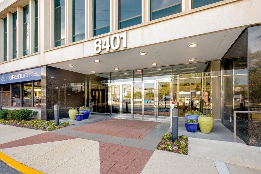 8401 Connecticut Ave, Chevy Chase, MD à louer - Photo de l’immeuble – Image 3 sur 13