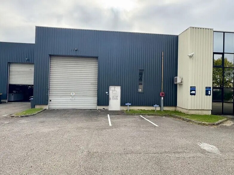 Local d’activités dans Genas à louer - Photo de l’immeuble – Image 2 sur 13