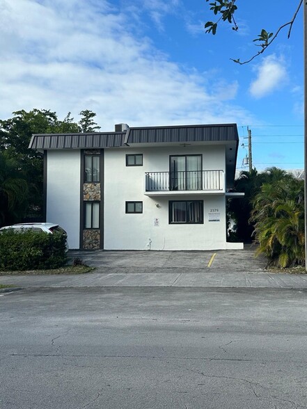 2379 NE 172nd St, North Miami Beach, FL à vendre - Photo de l’immeuble – Image 1 sur 12