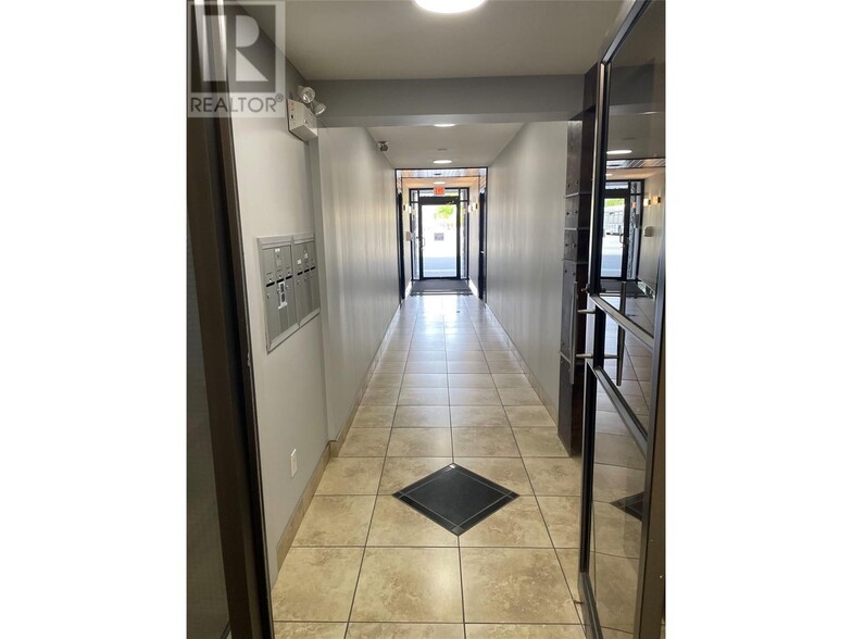 1455 Ellis St, Kelowna, BC à louer - Photo intérieure – Image 1 sur 5