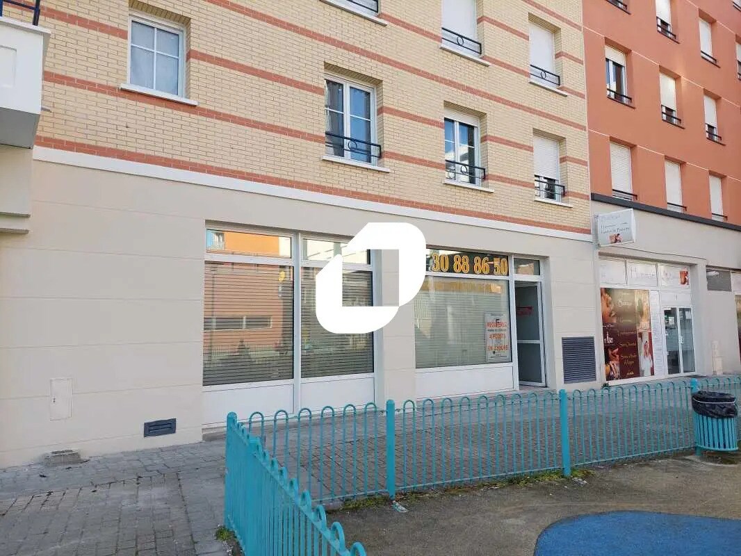 Local commercial dans Élancourt à louer Photo de l’immeuble– Image 1 sur 7