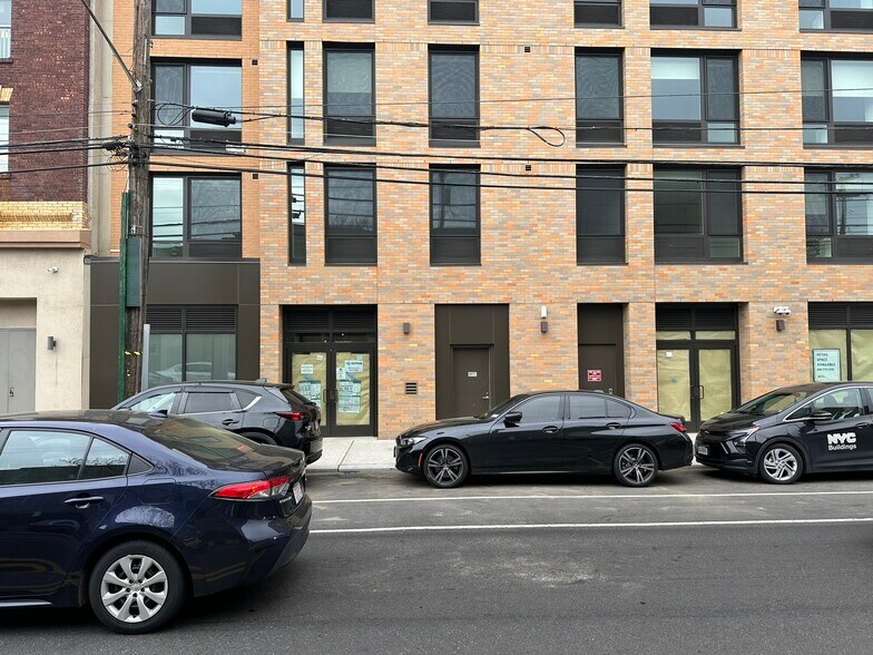 1725 Village Ln, Far Rockaway, NY à louer - Photo de l’immeuble – Image 3 sur 4