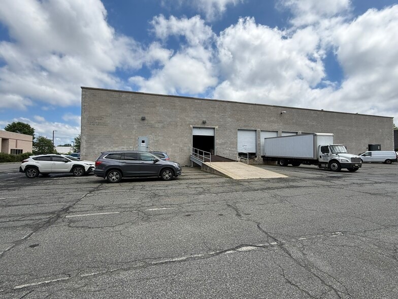 10 York Ave, West Caldwell, NJ à louer - Photo de l’immeuble – Image 3 sur 7