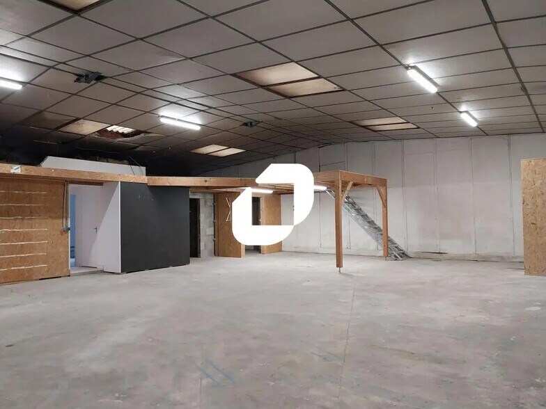 Local d’activités dans La Chapelle-sur-Erdre à louer - Photo de l’immeuble – Image 1 sur 14