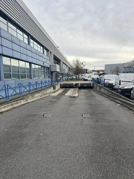 Local d’activités dans La Courneuve à louer - Photo de l’immeuble – Image 3 sur 4