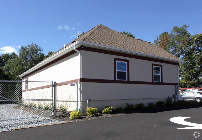 295 US Highway 9, Manalapan, NJ à vendre - Photo de l’immeuble – Image 2 sur 9