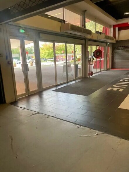 Local commercial dans Laloubère à vendre - Hall d’entrée – Image 2 sur 4