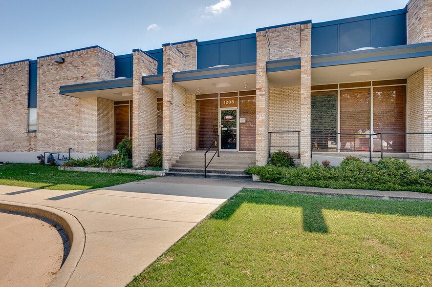 1208 Viceroy Dr, Dallas, TX à louer - Photo de l’immeuble – Image 2 sur 10