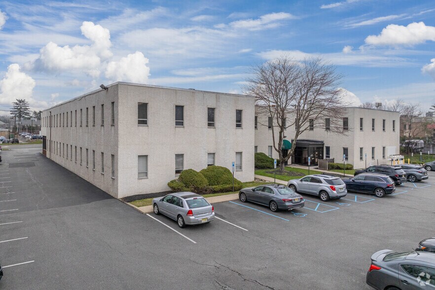 1140 Bloomfield Ave, West Caldwell, NJ à louer - Photo de l’immeuble – Image 2 sur 4