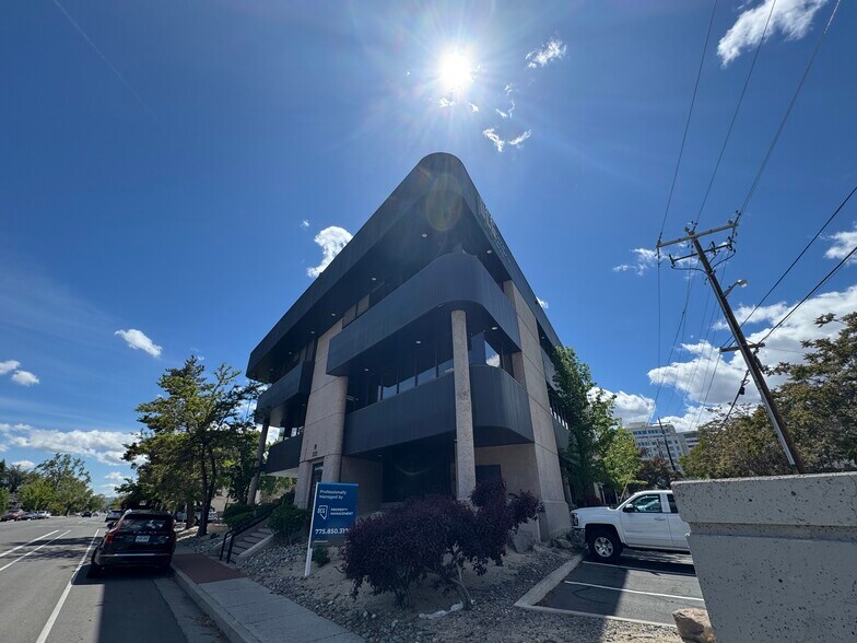 333 Holcomb Ave, Reno, NV à louer - Photo de l’immeuble – Image 3 sur 5