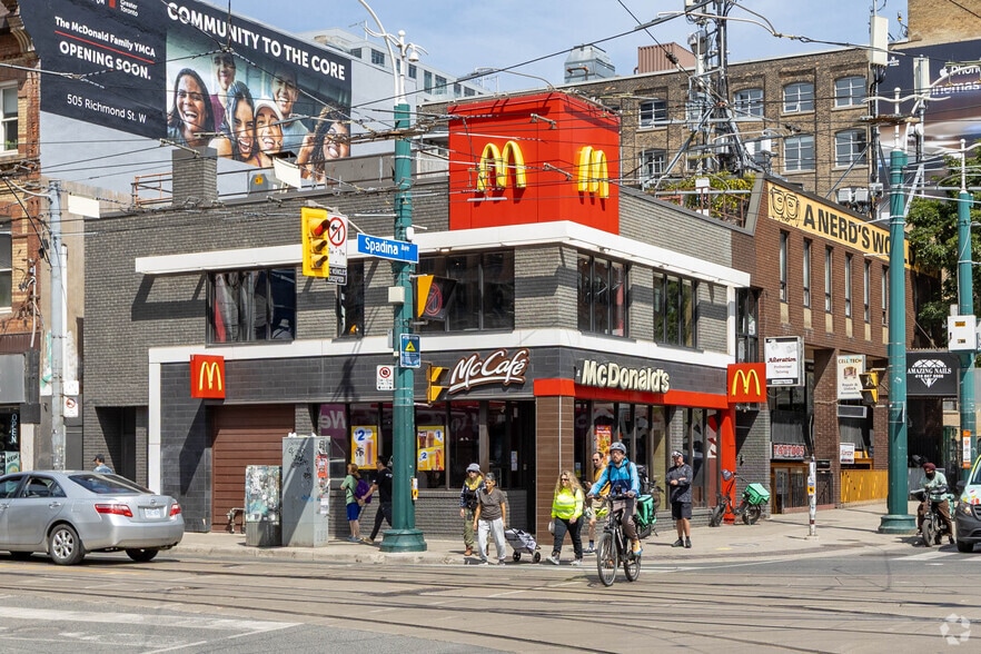 160 Spadina Av, Toronto, ON à louer - Photo de l’immeuble – Image 1 sur 2