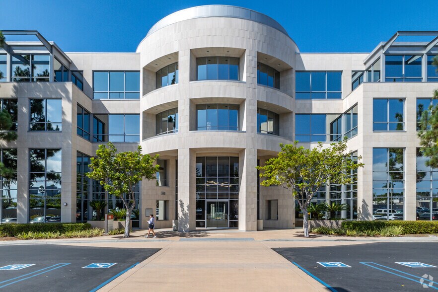 4445 Eastgate Mall, San Diego, CA à louer - Photo de l’immeuble – Image 2 sur 4