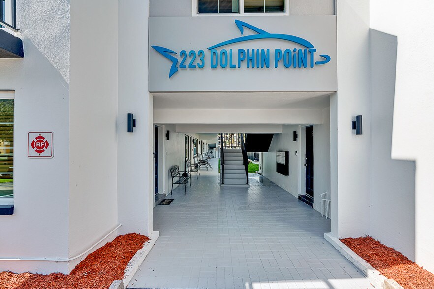 223 Dolphin Pt, Clearwater, FL à vendre - Photo de l’immeuble – Image 2 sur 17
