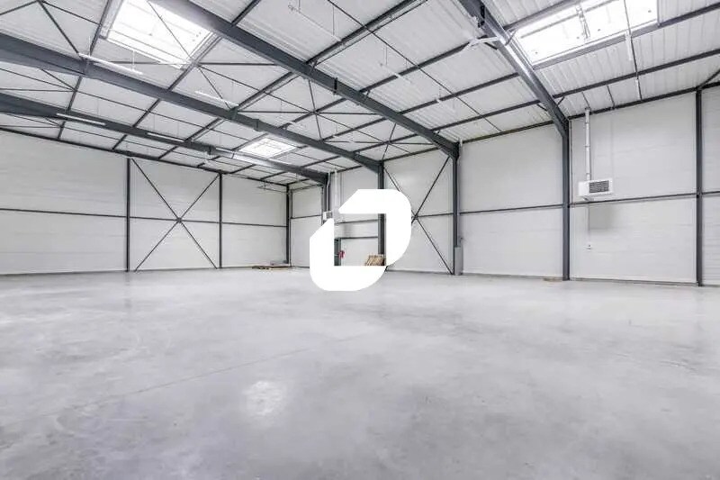 Local d’activités dans Grigny à louer - Photo de l’immeuble – Image 2 sur 17