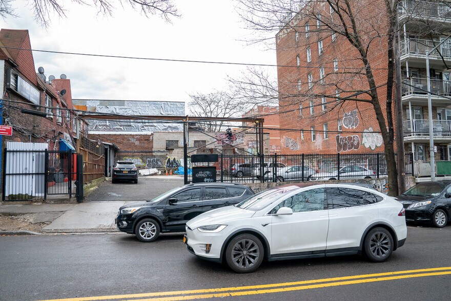 112-45 Roosevelt Ave, Corona, NY à vendre - Photo de l’immeuble – Image 2 sur 12