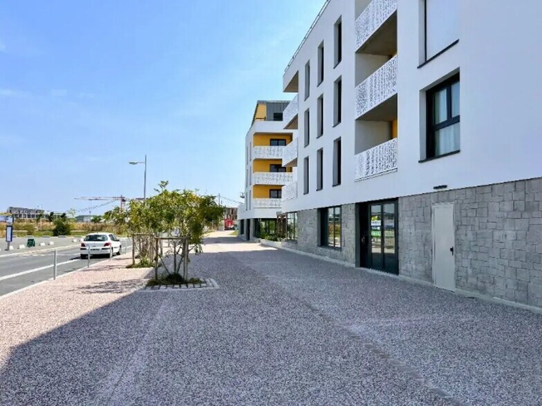 Local commercial dans Épron à vendre - Photo de l’immeuble – Image 2 sur 7