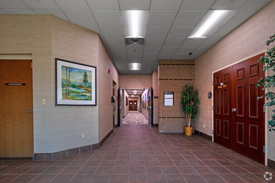 2301 River Rd, Louisville, KY à louer - Hall d’entrée – Image 2 sur 11
