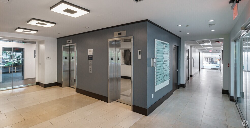 8211 W Broward Blvd, Plantation, FL à louer - Hall d’entrée – Image 3 sur 4