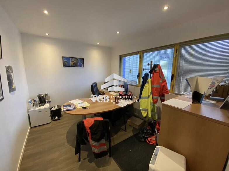 Local d’activités dans GRANDCHAMP-DES-FONTAINES à louer - Photo de l’immeuble – Image 2 sur 3