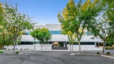 6715 N Palm Ave, Fresno, CA à louer Photo de l’immeuble– Image 2 sur 9