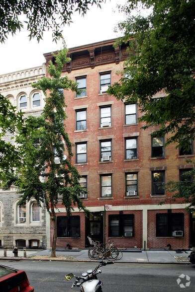 175 E Third St, New York, NY à vendre - Photo de l’immeuble – Image 2 sur 3