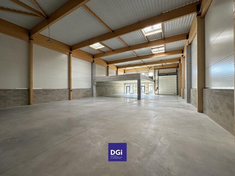 Local d'activités dans Gallargues-le-Montueux à vendre - Photo de l’immeuble – Image 3 sur 8