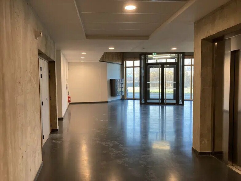 Bureau dans Chambéry à louer - Hall d’entrée – Image 2 sur 3