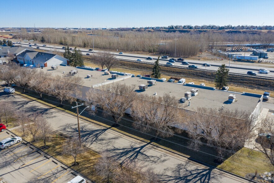 6046 12th St SE, Calgary, AB à louer - Photo de l’immeuble – Image 3 sur 4