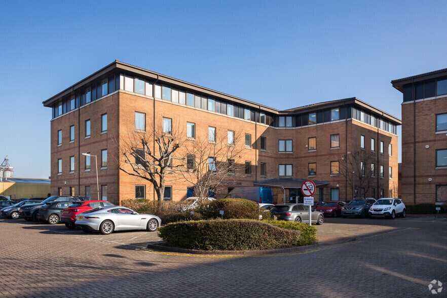 Sir Thomas Longley Rd, Rochester à louer - Photo principale – Image 1 sur 4