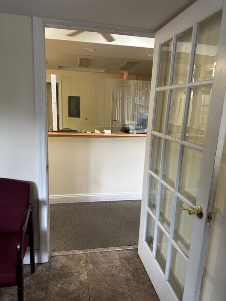 640 Belle Terre Rd, Port Jefferson, NY à louer - Photo de l’immeuble – Image 3 sur 23