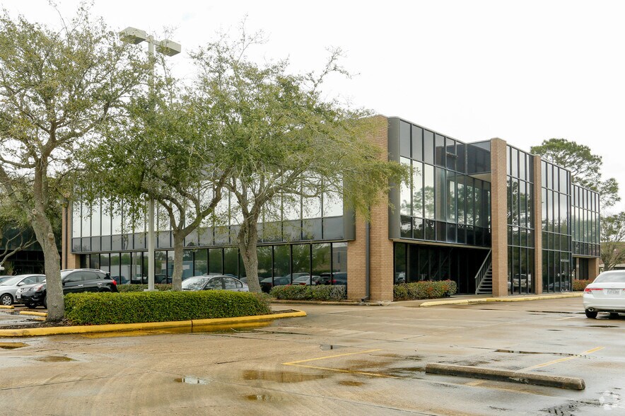 1335 Regents Park Dr, Houston, TX à louer - Photo de l’immeuble – Image 3 sur 4