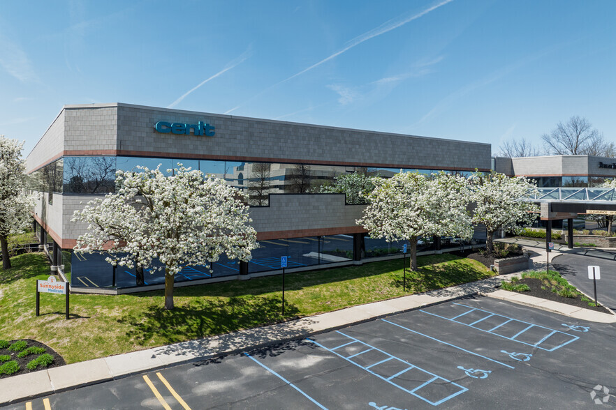 691 N Squirrel Rd, Auburn Hills, MI à louer - Photo de l’immeuble – Image 2 sur 5