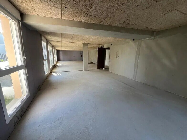 Local commercial dans Ozoir-la-Ferrière à vendre - Photo de l’immeuble – Image 2 sur 12