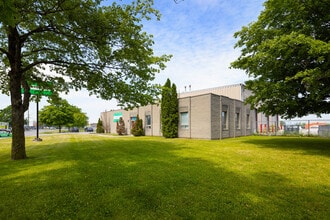 2393 Stevenage Dr, Ottawa, ON à louer Photo de l’immeuble– Image 2 sur 10