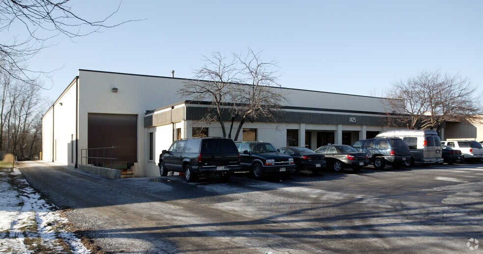 1425 Commerce Ave, Brookfield, WI à louer - Photo principale – Image 1 sur 2
