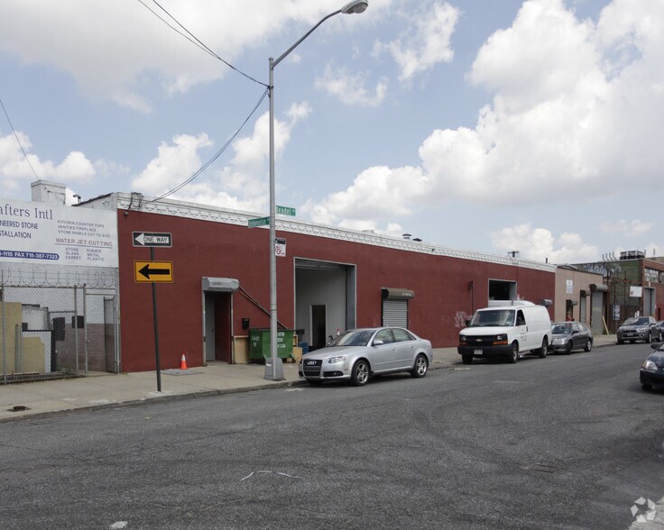 23 Beadel St, Brooklyn, NY à louer - Photo de l’immeuble – Image 1 sur 3