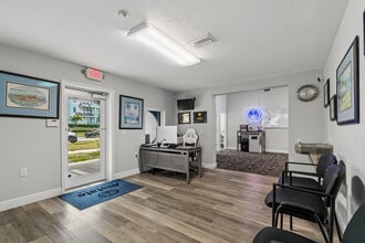 3209 30th Ave S, Saint Petersburg, FL à vendre Photo intérieure– Image 1 sur 13