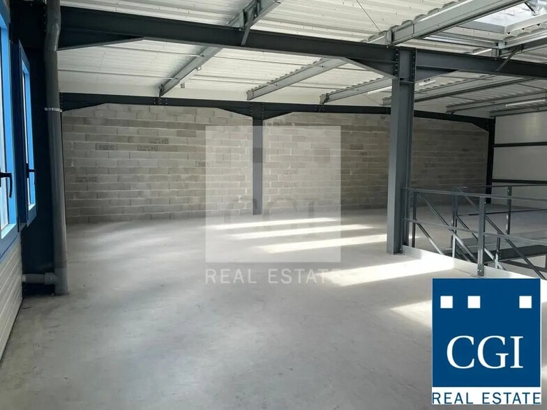 Local d’activités dans Voreppe à louer - Photo de l’immeuble – Image 2 sur 4