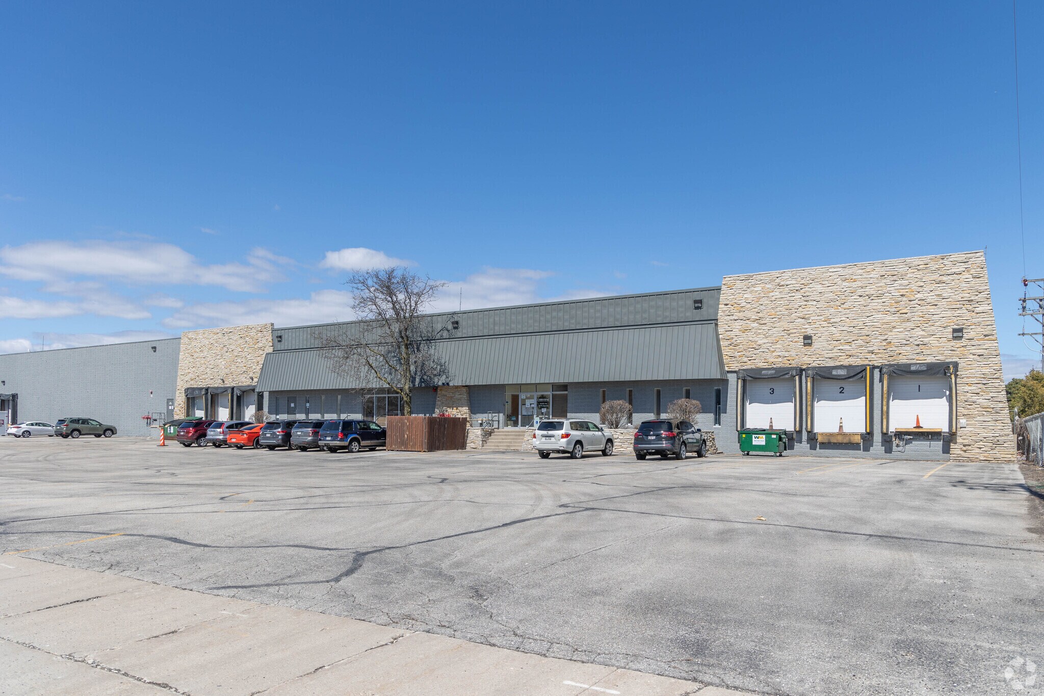 130-150 W Edgerton Ave, Milwaukee, WI à louer Photo principale– Image 1 sur 11