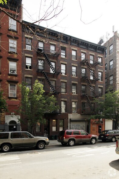 231-233 E 4th St, New York, NY à louer - Photo de l’immeuble – Image 3 sur 3