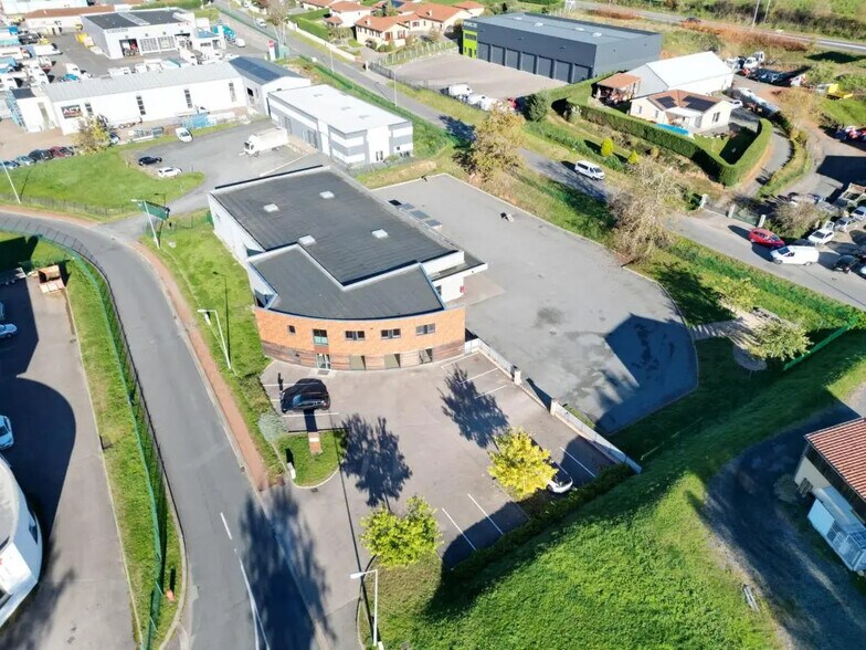 Local d’activités dans Bully à louer - Photo de l’immeuble – Image 1 sur 16