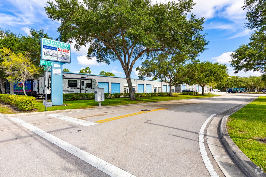 805 33rd Ct SW, Vero Beach, FL à louer - Photo de l’immeuble – Image 3 sur 26