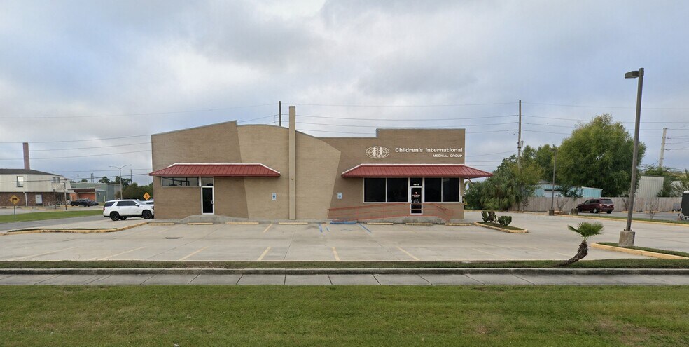 8250 W Judge Perez Dr, Chalmette, LA à vendre - Photo de l’immeuble – Image 1 sur 9