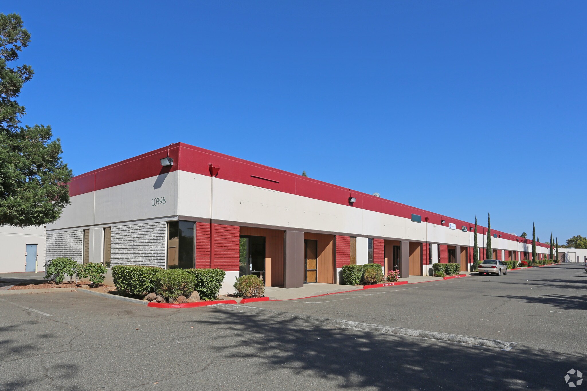 10398 Rockingham Dr, Sacramento, CA à louer Photo principale– Image 1 sur 11