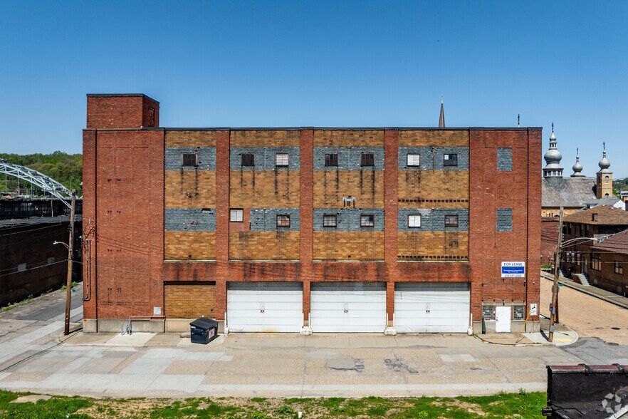 301 Munson Ave, McKees Rocks, PA à louer - Photo de l’immeuble – Image 3 sur 10