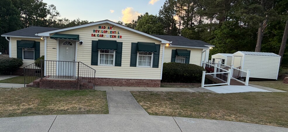 100 McDougald Dr, Raeford, NC à vendre - Photo de l’immeuble – Image 2 sur 17