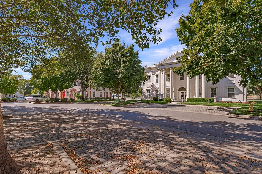 110 Independence Cir, Chico, CA à louer - Photo de l’immeuble – Image 1 sur 6